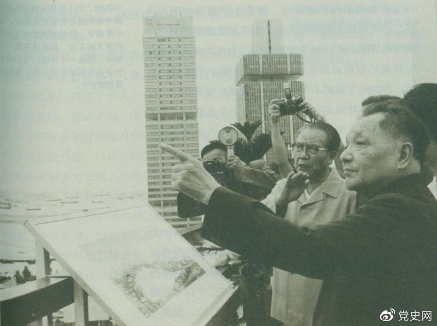 　　1978年11月13日，鄧小平在新加坡住房和發(fā)展局聽取關(guān)于新加坡公共住房計(jì)劃情況的介紹后，登上辦公大廈樓頂，瞭望周圍一幢幢新建成的公共住房，贊揚(yáng)新加坡在解決住房方面所作的努力。