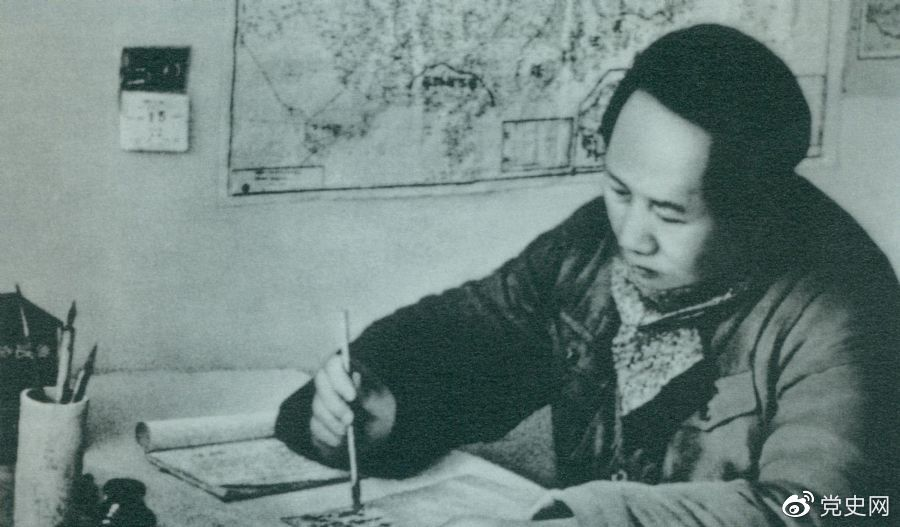 1946年11月18日，毛澤東在起草的給各中央局的指示中，第一次將“自衛(wèi)戰(zhàn)爭”稱為“人民解放戰(zhàn)爭”。圖為毛澤東在延安棗園窯洞。