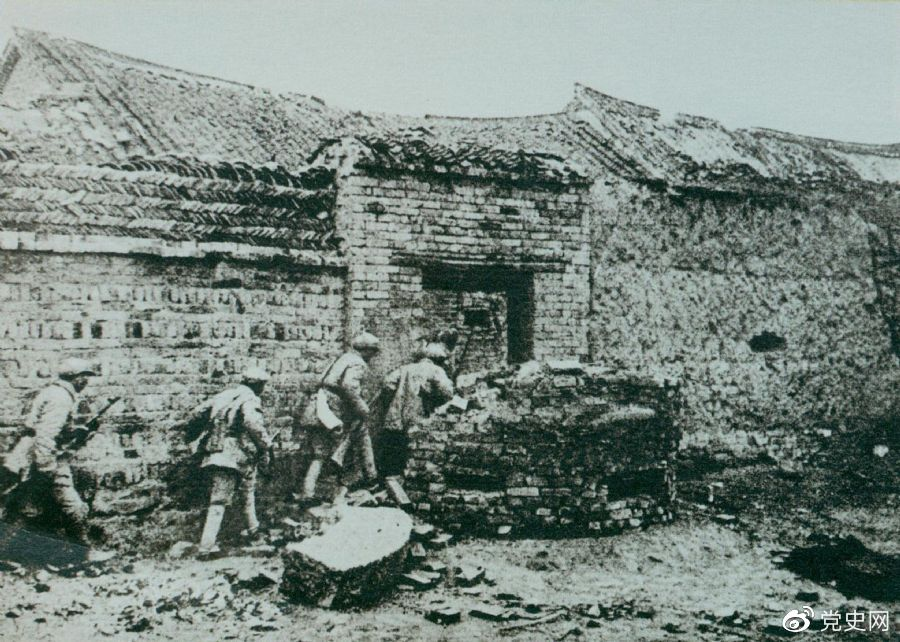 1948年11月，華東野戰(zhàn)軍取得圍殲黃百韜兵團的勝利。圖為戰(zhàn)士們沖進黃百韜兵團司令部。