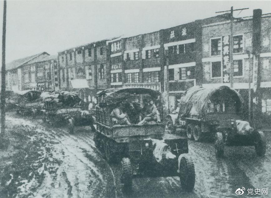 1949年11月21日，人民解放軍占領(lǐng)黔北重鎮(zhèn)遵義。圖為解放軍部隊(duì)通過(guò)遵義市區(qū)。