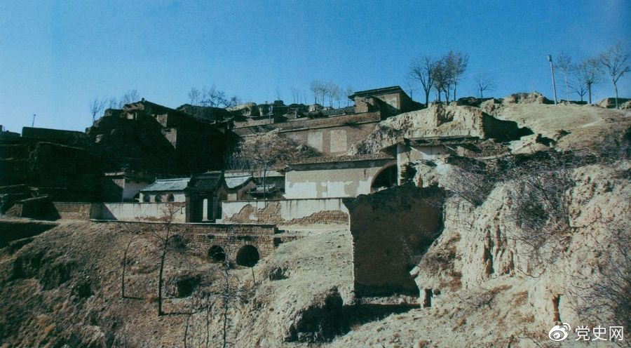 陜西米脂縣楊家溝。這是1947年11月22日至1948年3月21日毛澤東、周恩來和任弼時轉(zhuǎn)戰(zhàn)陜北時的住地。