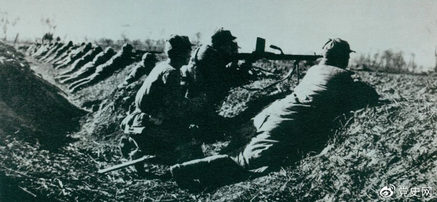 　1948年11月23日至12月15日，淮海戰(zhàn)役第二階段，中原野戰(zhàn)軍在華東野戰(zhàn)軍配合下，全殲國民黨軍第12兵團——黃維兵團。圖為主攻部隊一部在前沿陣地上。