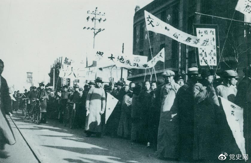 1935年12月9日，中國共產(chǎn)黨領導北平學生掀起聲勢浩大的抗日救亡運動，并迅速波及全國，形成抗日救國的新高潮。圖為游行隊伍。