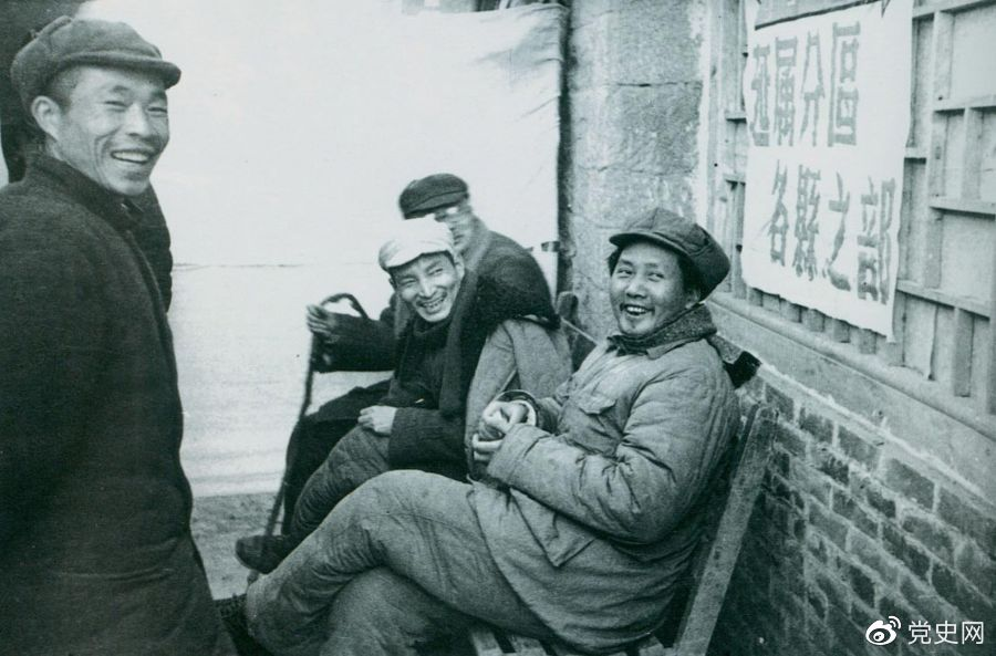 1943年12月，毛澤東和陳云、林伯渠參觀陜甘寧邊區(qū)第三屆生產(chǎn)展覽會(huì)。