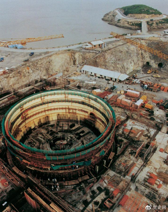 1991年12月15日，中國第一座自行設(shè)計、自行建造的核電站——秦山核電站并網(wǎng)發(fā)電。圖為建設(shè)中的秦山核電站。
