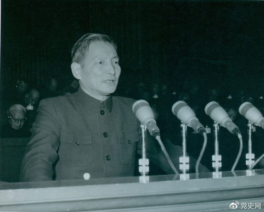 1956年12月，陳云在中華工商業(yè)聯(lián)合會(huì)第二屆會(huì)員代表大會(huì)上作報(bào)告。