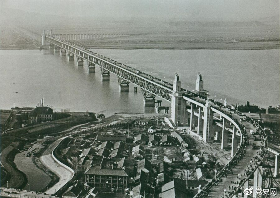 1968年12月29日， 南京長江大橋全面建成通車。這是當(dāng)時(shí)中國自行設(shè)計(jì)建造的最大的鐵路、公路兩用橋。
