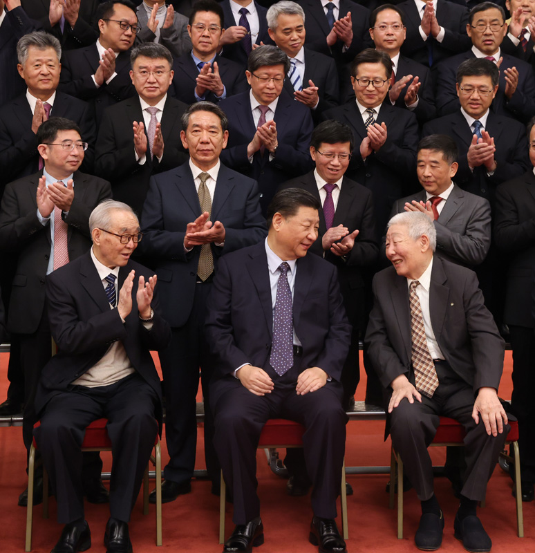 2月22日，黨和國家領導人習近平、李克強、栗戰(zhàn)書、汪洋、王滬寧、趙樂際、韓正等在北京人民大會堂會見探月工程嫦娥五號任務參研參試人員代表并參觀月球樣品和探月工程成果展覽。這是習近平會見探月工程嫦娥五號任務參研參試人員代表時，同孫家棟、欒恩杰等親切交流。新華社記者 王曄 攝