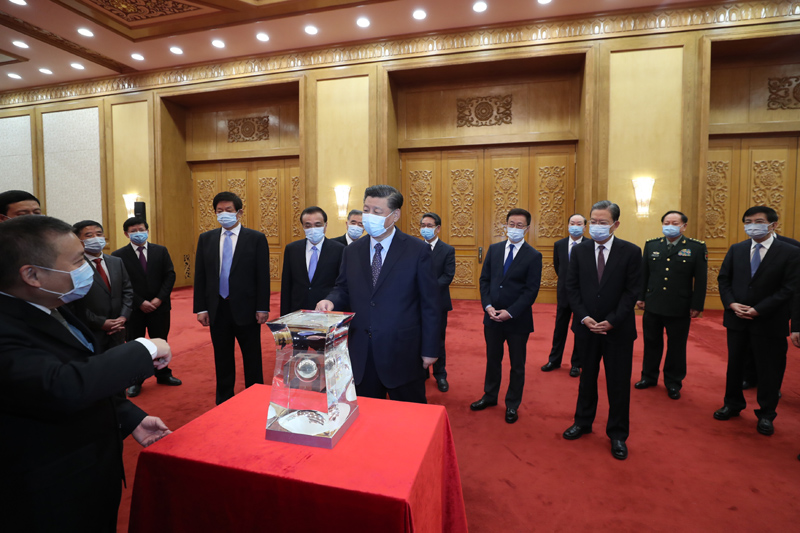 2月22日，黨和國家領導人習近平、李克強、栗戰(zhàn)書、汪洋、王滬寧、趙樂際、韓正等在北京人民大會堂會見探月工程嫦娥五號任務參研參試人員代表并參觀月球樣品和探月工程成果展覽。這是習近平等在人民大會堂東大廳參觀月球樣品和探月工程成果展覽。新華社記者 王曄 攝