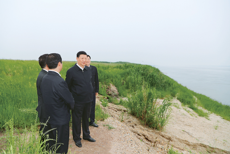 2018年4月26日下午，中共中央總書記、國家主席、中央軍委主席習(xí)近平在武漢主持召開深入推動長江經(jīng)濟帶發(fā)展座談會并發(fā)表重要講話。這是座談會前，習(xí)近平于25日下午在岳陽市君山華龍碼頭察看非法砂石碼頭取締及整治復(fù)綠、濕地修復(fù)情況。 新華社記者 謝環(huán)馳/攝