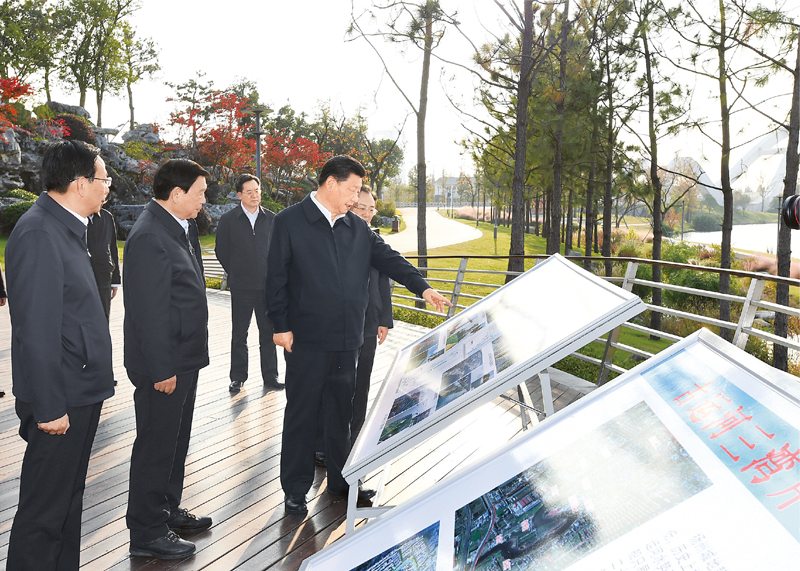2020年11月12日至13日，中共中央總書記、國家主席、中央軍委主席習(xí)近平在江蘇考察。這是13日下午，習(xí)近平在揚州市運河三灣生態(tài)文化公園考察，了解運河生態(tài)環(huán)境保護修復(fù)情況。 新華社記者 謝環(huán)馳/攝