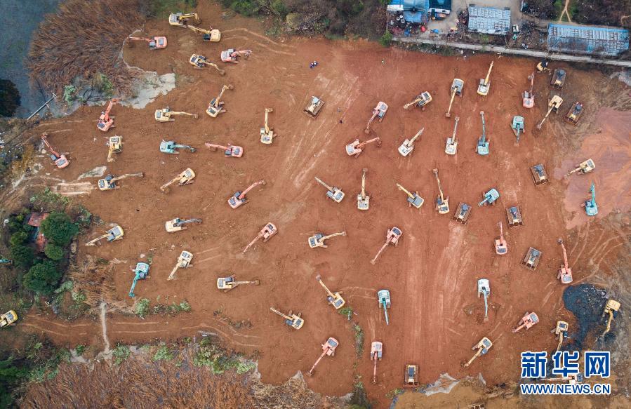 大型機(jī)械在武漢火神山醫(yī)院建設(shè)工地施工（2020年1月24日攝，無(wú)人機(jī)照片）。新華社記者 肖藝九 攝