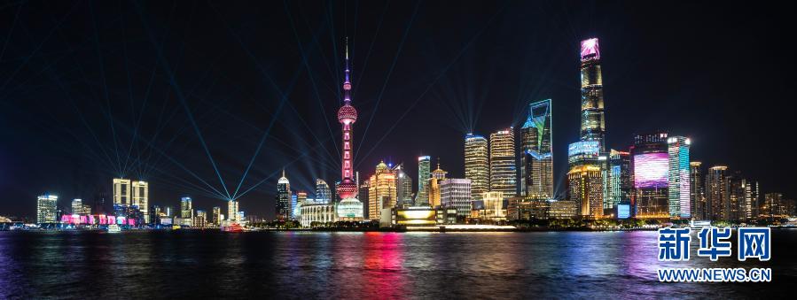 2020年11月4日拍攝的上海陸家嘴光影秀。新華社記者 張豪夫 攝