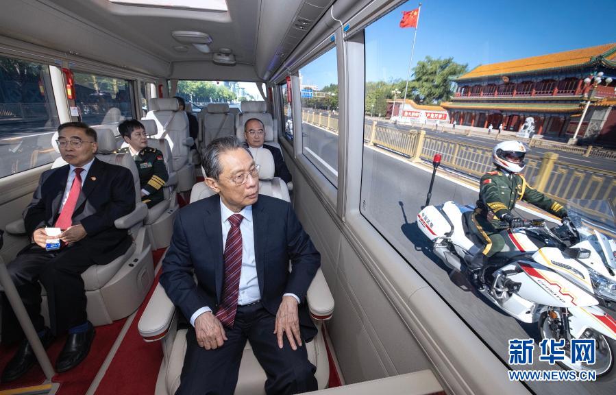 2020年9月8日上午，全國(guó)抗擊新冠肺炎疫情表彰大會(huì)在北京人民大會(huì)堂隆重舉行。這是國(guó)家勛章和國(guó)家榮譽(yù)稱號(hào)獲得者集體乘坐禮賓車(chē)從住地出發(fā)，由國(guó)賓護(hù)衛(wèi)隊(duì)護(hù)衛(wèi)前往人民大會(huì)堂。新華社記者 劉彬 攝