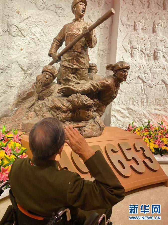 在紀(jì)念中國(guó)人民志愿軍抗美援朝出國(guó)作戰(zhàn)70周年主題展覽上，杜文亮老人向抗美援朝英雄雕像敬禮（2020年10月27日攝）。新華社記者 任沁沁 攝