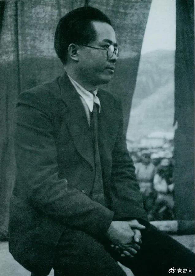 1940年3月26日，任弼時(shí)結(jié)束中共駐共產(chǎn)國際代表的工作回到延安。圖為他在歡迎大會(huì)上