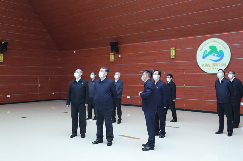 3月22日至25日，中共中央總書記、國家主席、中央軍委主席習(xí)近平在福建考察。這是22日下午，習(xí)近平在南平武夷山國家公園智慧管理中心，察看智慧管理平臺運行情況。新華社記者 鞠鵬 攝