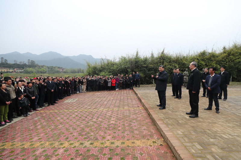 3月22日至25日，中共中央總書記、國家主席、中央軍委主席習(xí)近平在福建考察。這是23日下午，習(xí)近平在三明沙縣夏茂鎮(zhèn)俞邦村考察時，同鄉(xiāng)親們親切交流。新華社記者 王曄 攝