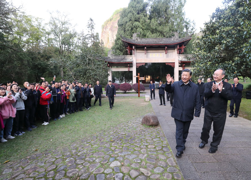 3月22日至25日，中共中央總書記、國家主席、中央軍委主席習(xí)近平在福建考察。這是22日下午，習(xí)近平在南平武夷山朱熹園考察時，向游客招手致意。新華社記者 王曄 攝