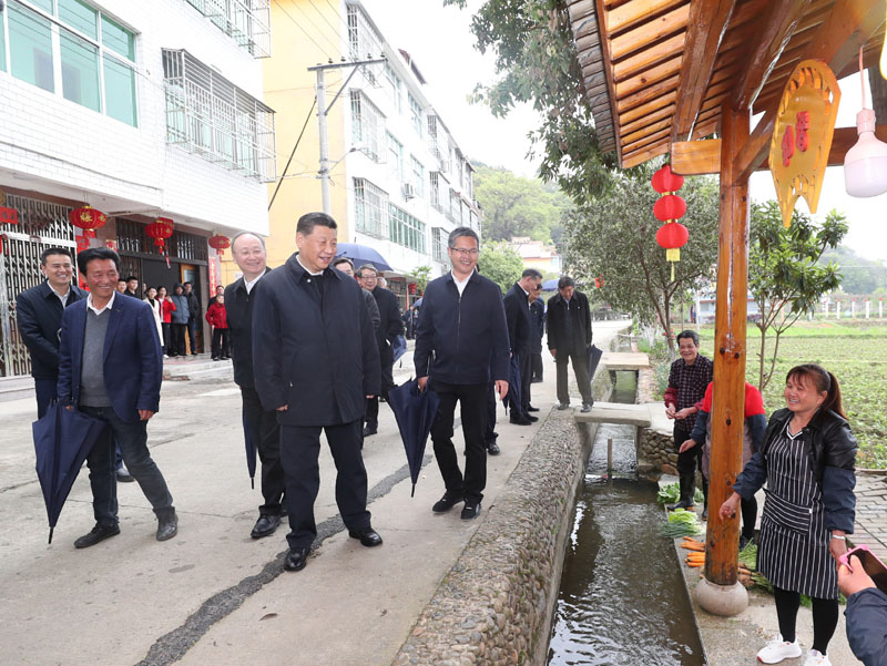 3月22日至25日，中共中央總書記、國家主席、中央軍委主席習(xí)近平在福建考察。這是23日下午，習(xí)近平在三明沙縣夏茂鎮(zhèn)俞邦村考察時，同村民親切交流。新華社記者 王曄 攝