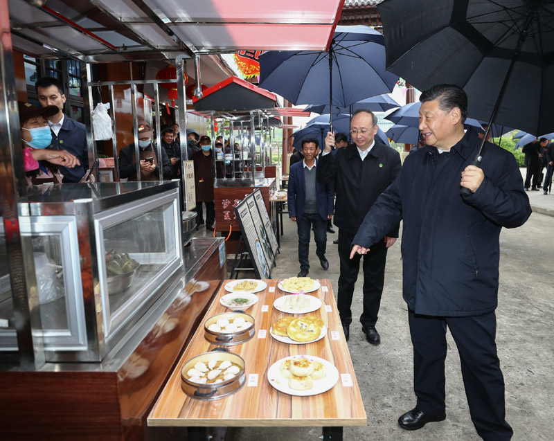 3月22日至25日，中共中央總書記、國家主席、中央軍委主席習(xí)近平在福建考察。這是23日下午，習(xí)近平在三明沙縣夏茂鎮(zhèn)俞邦村考察時，在小吃攤邊同鄉(xiāng)親們親切交談。新華社記者 鞠鵬 攝