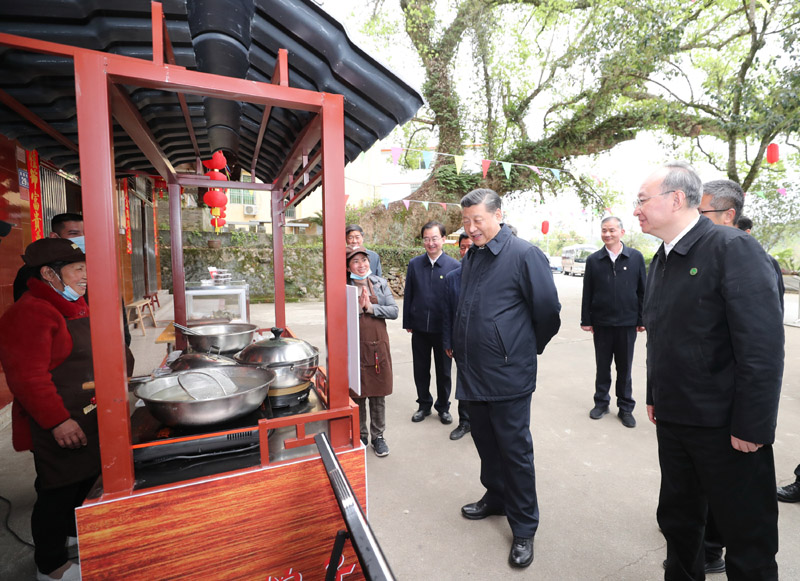 3月22日至25日，中共中央總書記、國家主席、中央軍委主席習(xí)近平在福建考察。這是23日下午，習(xí)近平在三明沙縣夏茂鎮(zhèn)俞邦村考察時，在小吃攤邊同鄉(xiāng)親們親切交談。新華社記者 王曄 攝