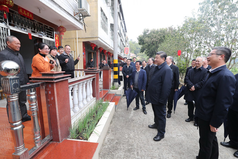 3月22日至25日，中共中央總書記、國家主席、中央軍委主席習(xí)近平在福建考察。這是23日下午，習(xí)近平在三明沙縣夏茂鎮(zhèn)俞邦村考察時，同村民親切交流。新華社記者 王曄 攝
