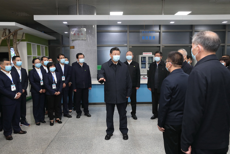 3月22日至25日，中共中央總書記、國家主席、中央軍委主席習(xí)近平在福建考察。這是23日下午，習(xí)近平在三明沙縣農(nóng)村產(chǎn)權(quán)交易中心考察時，同工作人員、辦事群眾等親切交流。新華社記者 王曄 攝