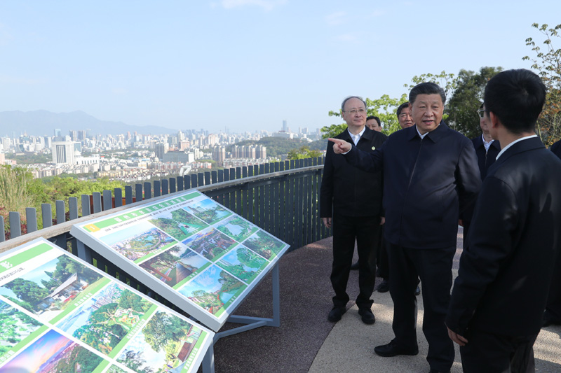 3月22日至25日，中共中央總書記、國家主席、中央軍委主席習(xí)近平在福建考察。這是24日下午，習(xí)近平在福州福山郊野公園觀景平臺，聽取城市生態(tài)公園規(guī)劃建設(shè)、城市水系綜合治理情況匯報。新華社記者 鞠鵬 攝