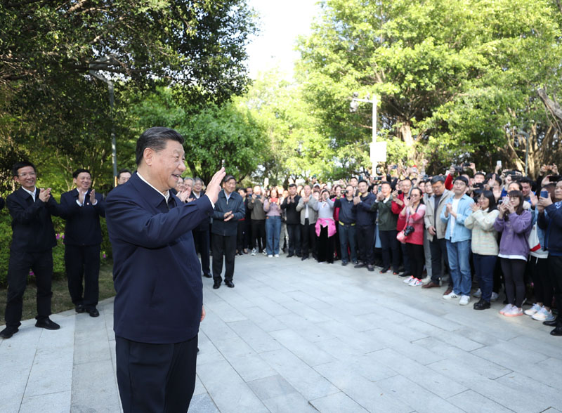 3月22日至25日，中共中央總書記、國家主席、中央軍委主席習(xí)近平在福建考察。這是24日下午，習(xí)近平在福州福山郊野公園考察時，向市民們招手致意。新華社記者 鞠鵬 攝