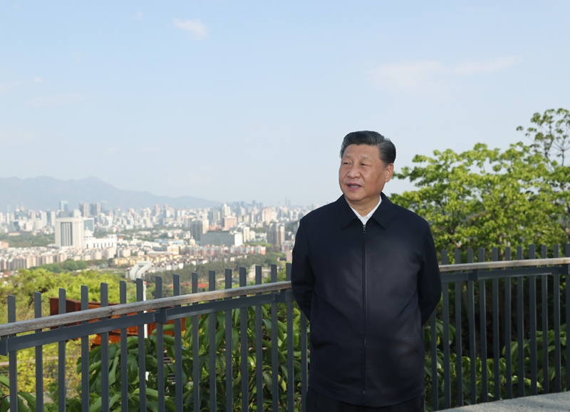 3月22日至25日，中共中央總書記、國家主席、中央軍委主席習(xí)近平在福建考察。這是24日下午，習(xí)近平在福州福山郊野公園觀景平臺，聽取城市生態(tài)公園規(guī)劃建設(shè)、城市水系綜合治理情況匯報。新華社記者 鞠鵬 攝