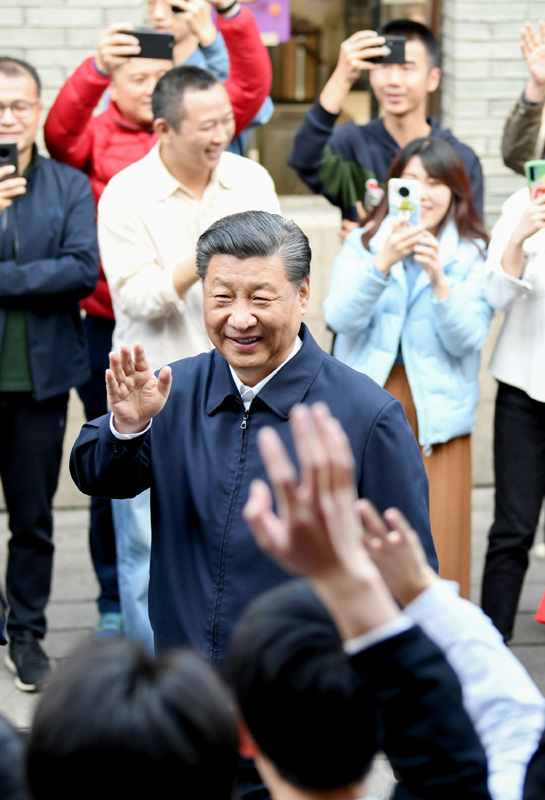 3月22日至25日，中共中央總書記、國家主席、中央軍委主席習(xí)近平在福建考察。這是24日下午，習(xí)近平在福州三坊七巷歷史文化街區(qū)考察時，向游客和市民招手致意。新華社記者 燕雁 攝