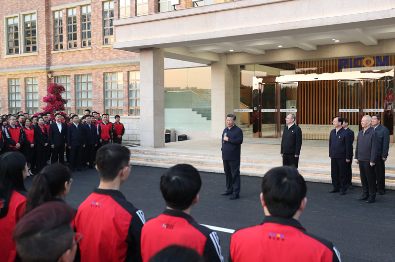 3月22日至25日，中共中央總書記、國家主席、中央軍委主席習(xí)近平在福建考察。這是24日下午，習(xí)近平在福州福建福光股份有限公司考察時，同企業(yè)職工親切交流。新華社記者 王曄 攝