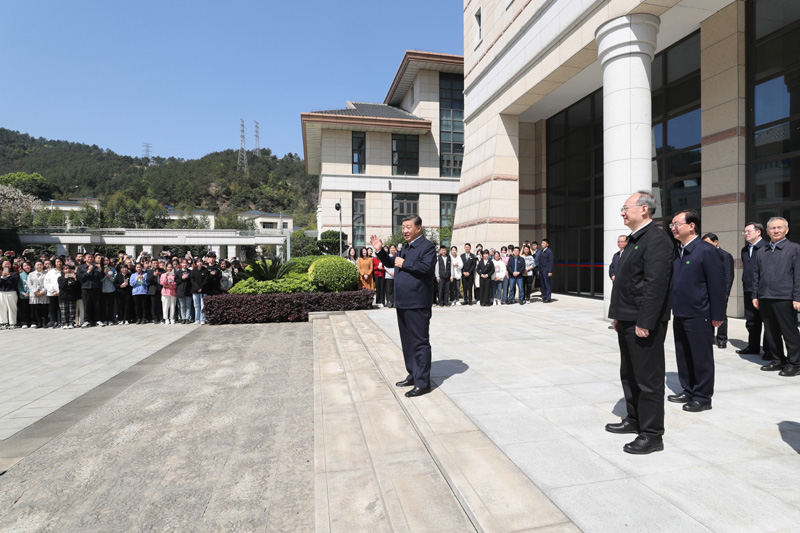 3月22日至25日，中共中央總書記、國家主席、中央軍委主席習(xí)近平在福建考察。這是25日上午，習(xí)近平在福州閩江學(xué)院考察時，同師生們親切交流。新華社記者 王曄 攝