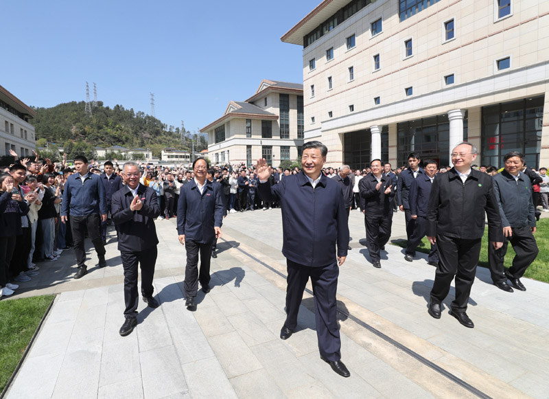 3月22日至25日，中共中央總書記、國家主席、中央軍委主席習(xí)近平在福建考察。這是25日上午，習(xí)近平在福州閩江學(xué)院考察時，向師生們揮手致意。新華社記者 王曄 攝