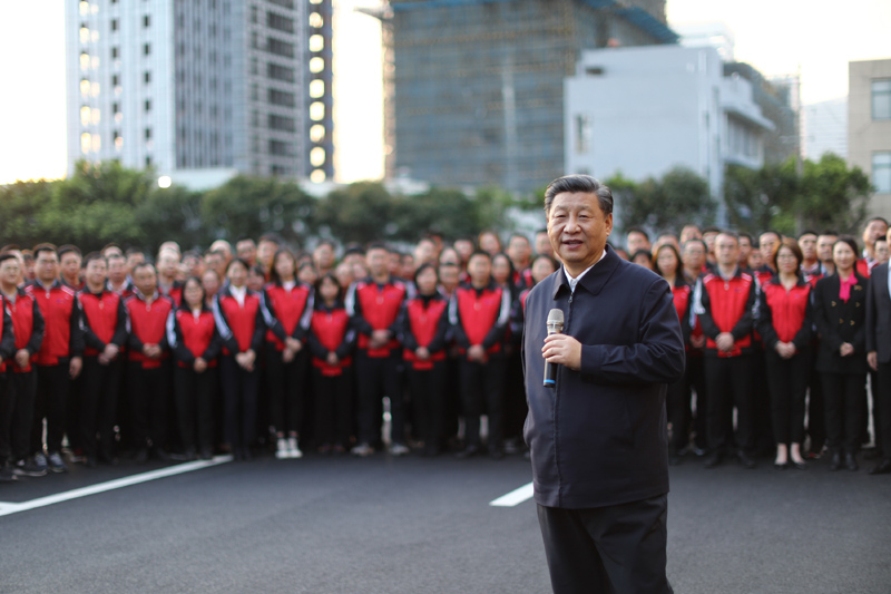 3月22日至25日，中共中央總書記、國家主席、中央軍委主席習(xí)近平在福建考察。這是24日下午，習(xí)近平在福州福建福光股份有限公司考察時，同企業(yè)員工親切交流。新華社記者 鞠鵬 攝