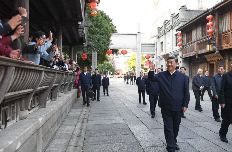 3月22日至25日，中共中央總書記、國家主席、中央軍委主席習(xí)近平在福建考察。這是24日下午，習(xí)近平在福州三坊七巷歷史文化街區(qū)考察時，向游客和市民招手致意。新華社記者 燕雁 攝