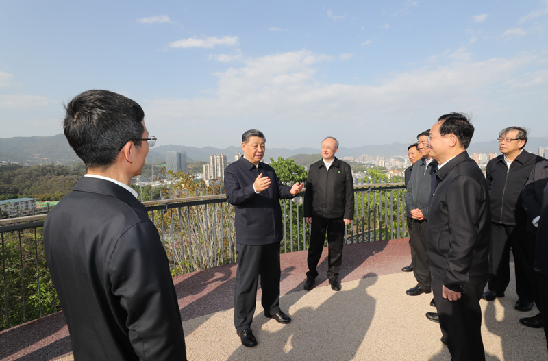 3月22日至25日，中共中央總書記、國家主席、中央軍委主席習(xí)近平在福建考察。這是24日下午，習(xí)近平在福州福山郊野公園觀景平臺，聽取城市生態(tài)公園規(guī)劃建設(shè)、城市水系綜合治理情況匯報。新華社記者 王曄 攝