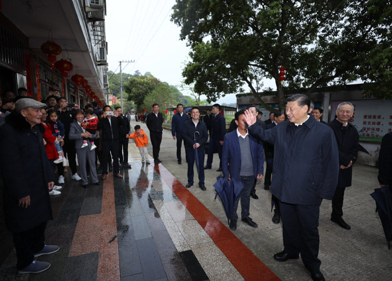 3月22日至25日，中共中央總書記、國家主席、中央軍委主席習(xí)近平在福建考察。這是23日下午，習(xí)近平在三明沙縣夏茂鎮(zhèn)俞邦村考察時，同村民親切交流。新華社記者 鞠鵬 攝