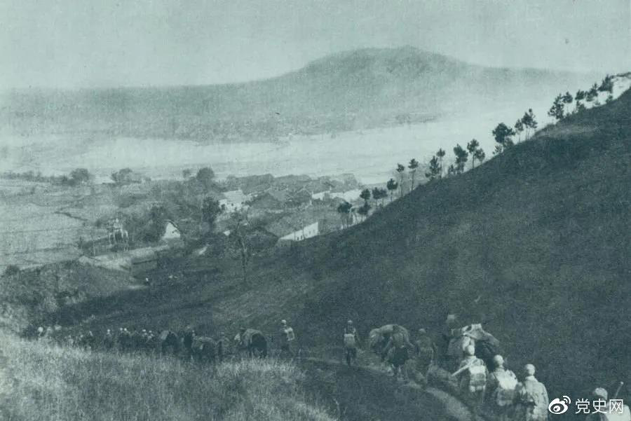 1945年4月6日，太行部隊(duì)等向白晉、同蒲沿線(xiàn)上的日軍展開(kāi)攻擊。這是八路軍向祁縣開(kāi)進(jìn)。