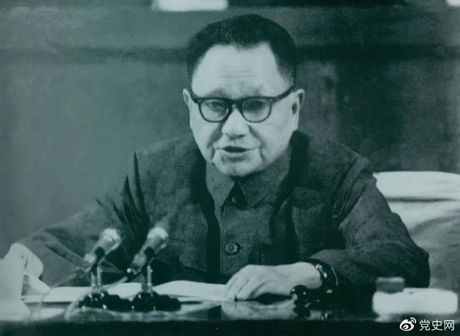1978年4月22日，鄧小平在全國(guó)教育工作會(huì)議開幕式上講話。