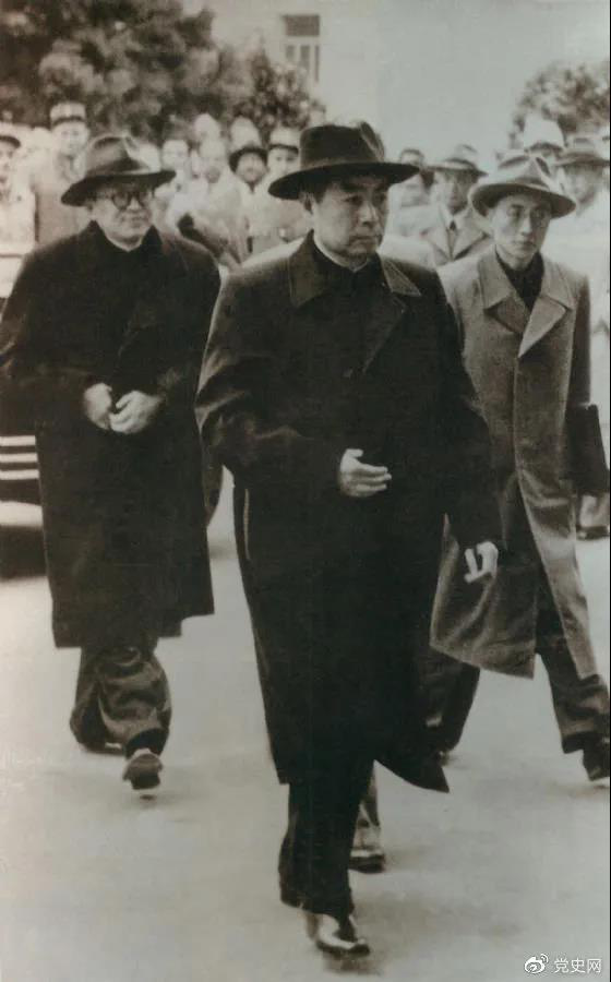 1954年4月26日，日內(nèi)瓦會(huì)議開幕。圖為周恩來率中國代表團(tuán)進(jìn)入會(huì)場。