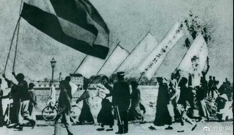 1919年5月4日，北京爆發(fā)學(xué)生反帝愛國運動。這是北京大學(xué)學(xué)生的示威游行隊伍。