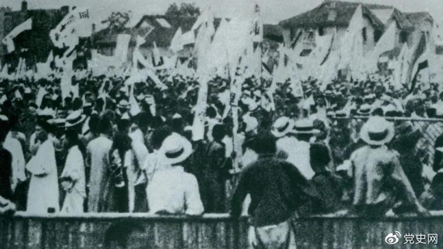 1925年5月30日，上海爆發(fā)了反帝愛國的五卅運(yùn)動(dòng)，掀起了全國范圍大革命高潮。