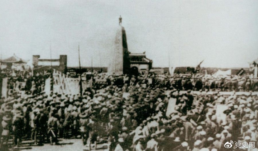 　　1931年6月，紅七軍到達(dá)中央革命根據(jù)地江西興國縣，編入彭德懷率領(lǐng)的紅三軍團。圖為當(dāng)時會師的情形。
