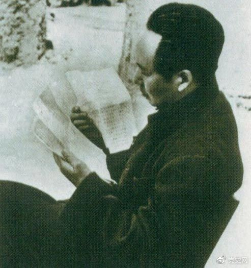 　　1946年6月，國(guó)民黨撕毀停戰(zhàn)協(xié)定和政協(xié)決議，挑起全面內(nèi)戰(zhàn)。這是毛澤東在延安審閱有關(guān)自衛(wèi)反擊的電報(bào)。