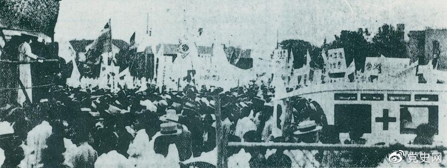 　　1925年6月7日，中國(guó)共產(chǎn)黨通過(guò)上海總工會(huì)聯(lián)合上海學(xué)生聯(lián)合會(huì)、上海各馬路商界聯(lián)合會(huì)等，成立了上海反帝運(yùn)動(dòng)的領(lǐng)導(dǎo)機(jī)關(guān)——工商學(xué)聯(lián)合會(huì)。11日，在該會(huì)的主持下，上海20萬(wàn)群眾集會(huì)，通過(guò)了逞兇、賠償、取消領(lǐng)事裁判權(quán)等17項(xiàng)對(duì)外交涉條件。圖為大會(huì)盛況。