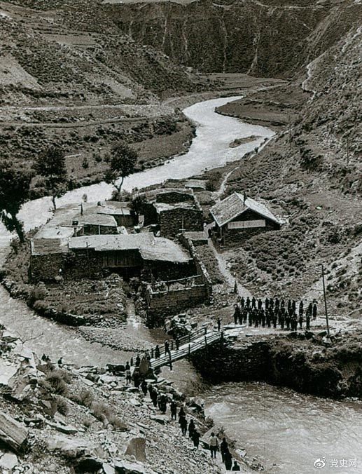 　　1935年6月12日，中央紅軍先頭部隊(duì)在夾金山北麓四川懋功達(dá)維鎮(zhèn)同紅四方面軍先頭部隊(duì)勝利會師。圖為當(dāng)年的會師橋。