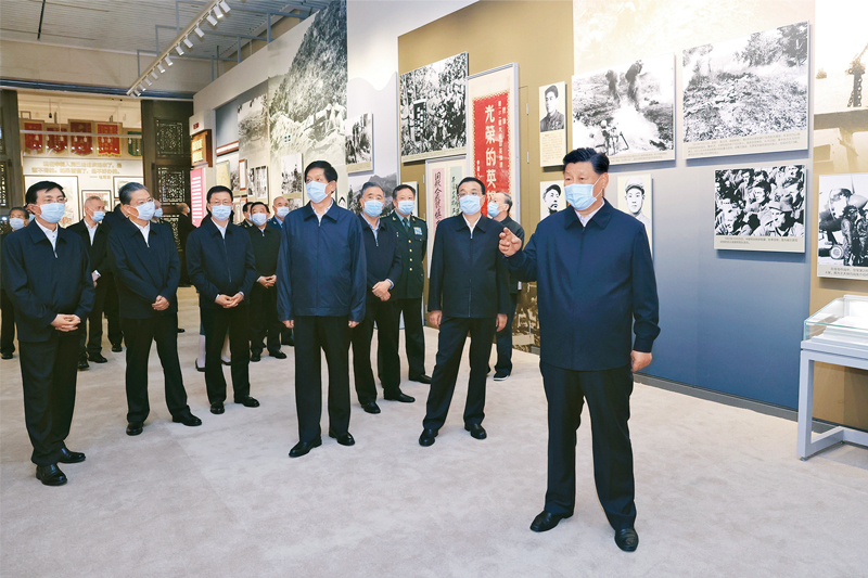 2020年10月19日，黨和國家領(lǐng)導(dǎo)人習(xí)近平、李克強(qiáng)、栗戰(zhàn)書、汪洋、王滬寧、趙樂際、韓正、王岐山等在中國人民革命軍事博物館參觀“銘記偉大勝利　捍衛(wèi)和平正義——紀(jì)念中國人民志愿軍抗美援朝出國作戰(zhàn)70周年主題展覽”。新華社記者 鞠鵬/攝