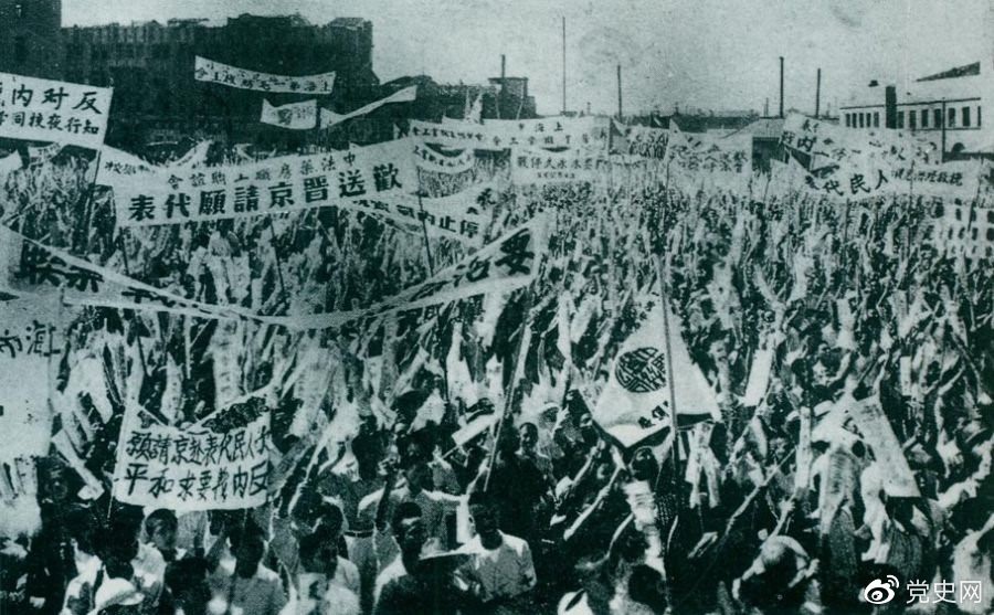 　　1946年6月23日，上海各界5萬(wàn)余人在北火車站廣場(chǎng)召開(kāi)歡送赴南京請(qǐng)?jiān)复淼拇髸?huì)，呼吁和平，反對(duì)內(nèi)戰(zhàn)，并舉行了示威游行。 